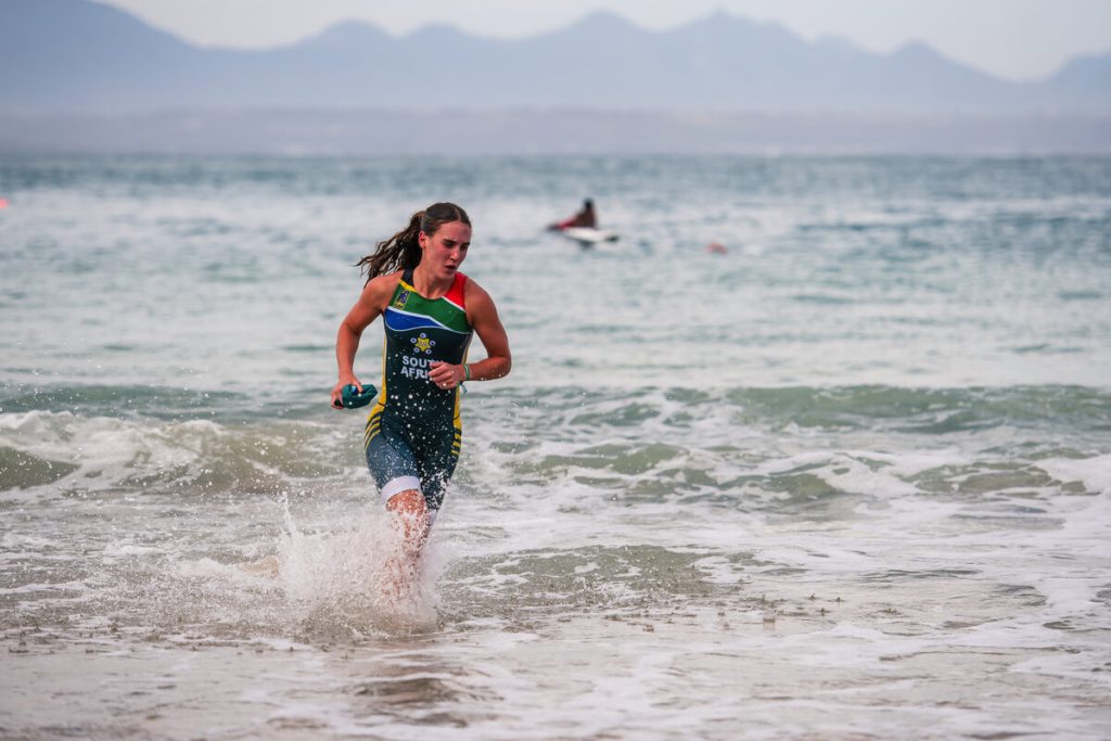 Die kranige sportvrou blink nie net in multisport uit nie, maar is ook 'n kranige baanatleet, swemmer en hokkiespeler.