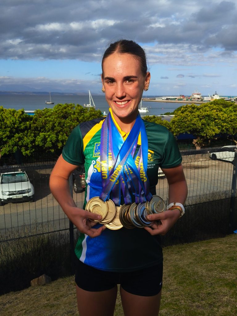 Die goue meisie! Simone met die medaljes wat sy by die wêreldkampioenskap gewen het.