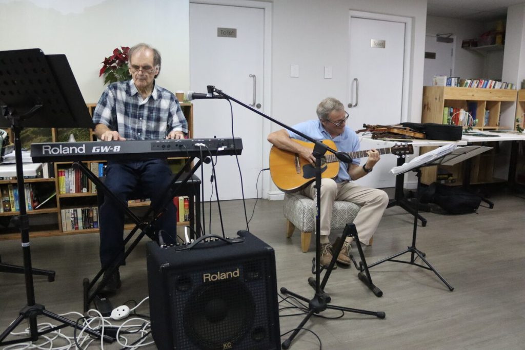 Musiekmanne Henk Cerfonteyn en Danie Baard tree maandeliks op by 'n tehuis in Stellenbosch. Foto: Yaë Malgas