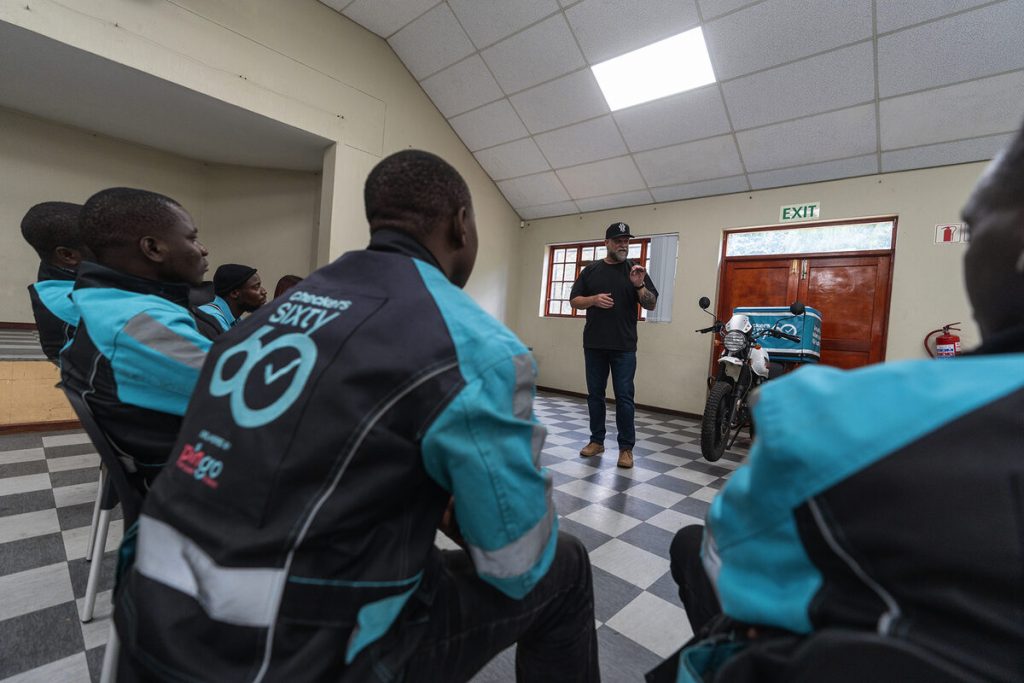 This image has an empty alt attribute; its file name is image-23-1024x683.jpeg
Hein Jonker, stigter en hoofinstrukteur van die Suid-Afrikaanse Instituut vir motorfietsveiligheid (MSI), besig met opleiding.