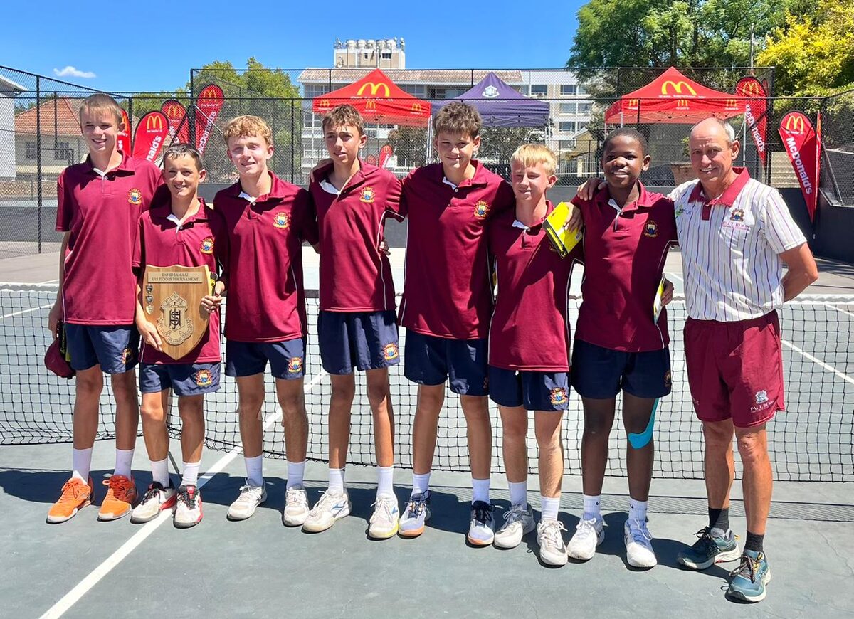 Die o.15A-tennisspan van Paul Roos Gimnasium het die naweek van Saterdag 31 Januarie vir die vierde agtereenvolgende jaar die David Samaai-tennistoernooi in Paarl gewen deur die A-span van Paarl Boishaai 5-1 in die eindstryd te klop. Die span, bestaande uit (van links) Johan Nel, Alec Koch, Ruben Smit, Rocco Noades, Nathan Sloan, Johan Maritz, Liyema Mancoba en Swannie Swanepoel (afrigter), was onoorwonne in die toernooi, met oorwinnings oor Paarl Gimnasium (8-1); Hoërskool Diamantveld (9-0); Paarl Boishaai B (9-0); Hoërskool Stellenberg (6-0 in die halfeindstryd); en Paarl Boishaai A (5-1 in die eindstryd).