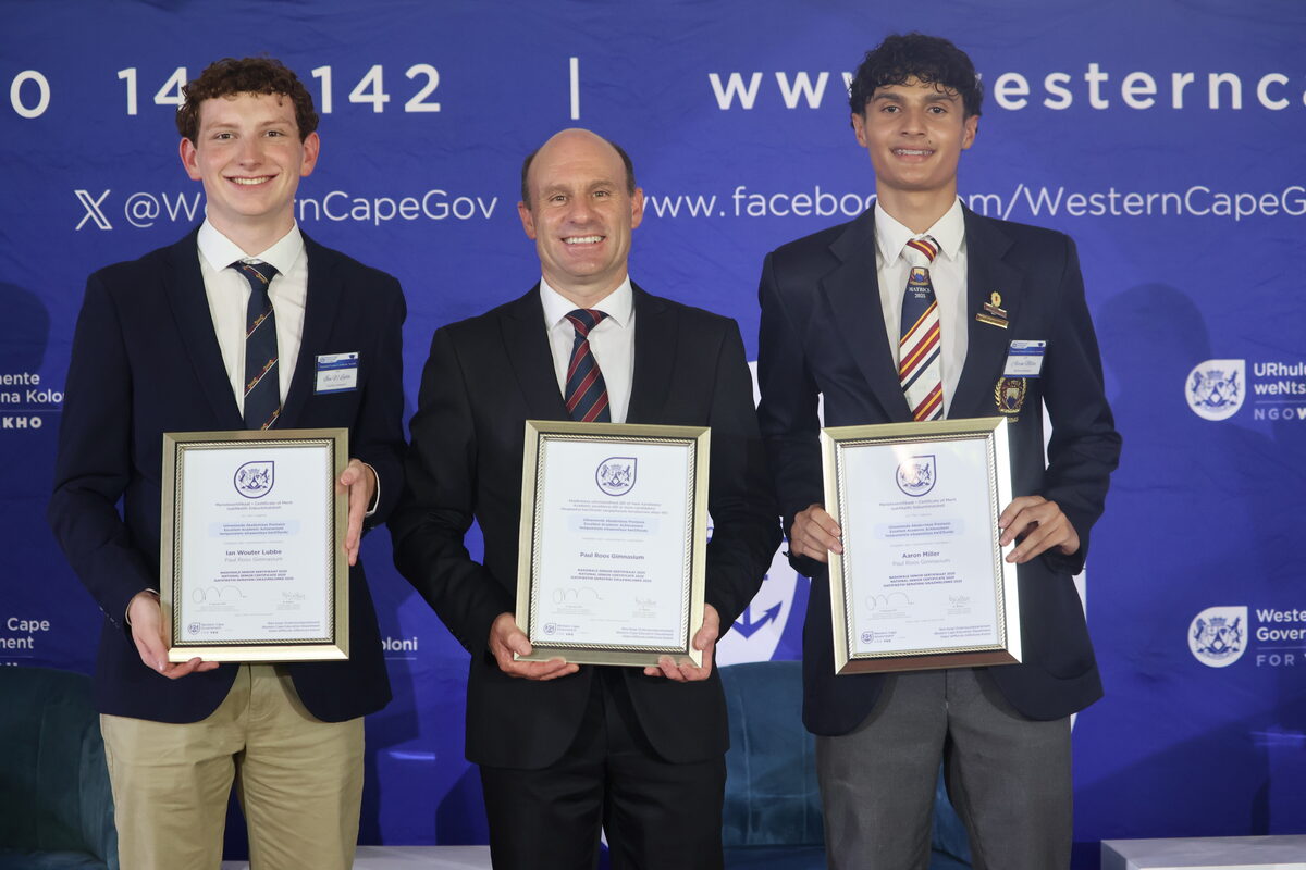 Paul Roos Gimnasium het verlede Donderdag (29 Januarie) tydens die Wes-Kaap Onderwys Departement se 2025 NSS-toekeningseremonie by Leeuwenhof 'n toekenning vir akademiese uitneementheid by ontvang. Dít na PRG negende in die provinsie uit 872 skole geplaas het. Die oudleerders Aaron Miller en Ian Lubbe (matriek 2025) het ook die die top 40-lys met onderskeidelik nege onderskeidings en 'n gemiddeld van 94,83% en 10 onderskeidings en 'n gemiddeld van 94,67% behaal. Met die spesiale toekennings (van links) staan Ian Lubbe, PRG-rektor Jannie de Villiers en Aaron Miller.