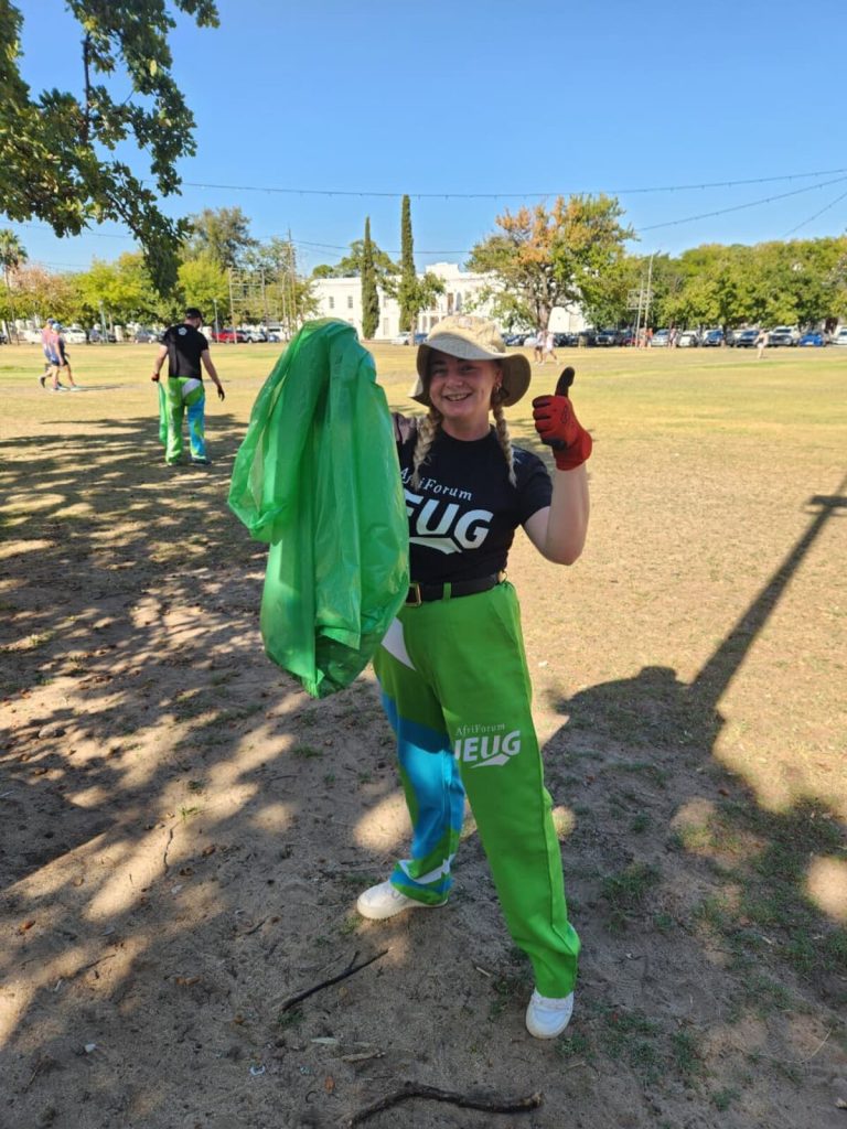 Yvonne Gerber, die jeugbeampte vir ontwikkeling by AfriForum Jeug, het ook aan die skoonmaakprojek deelgeneem.