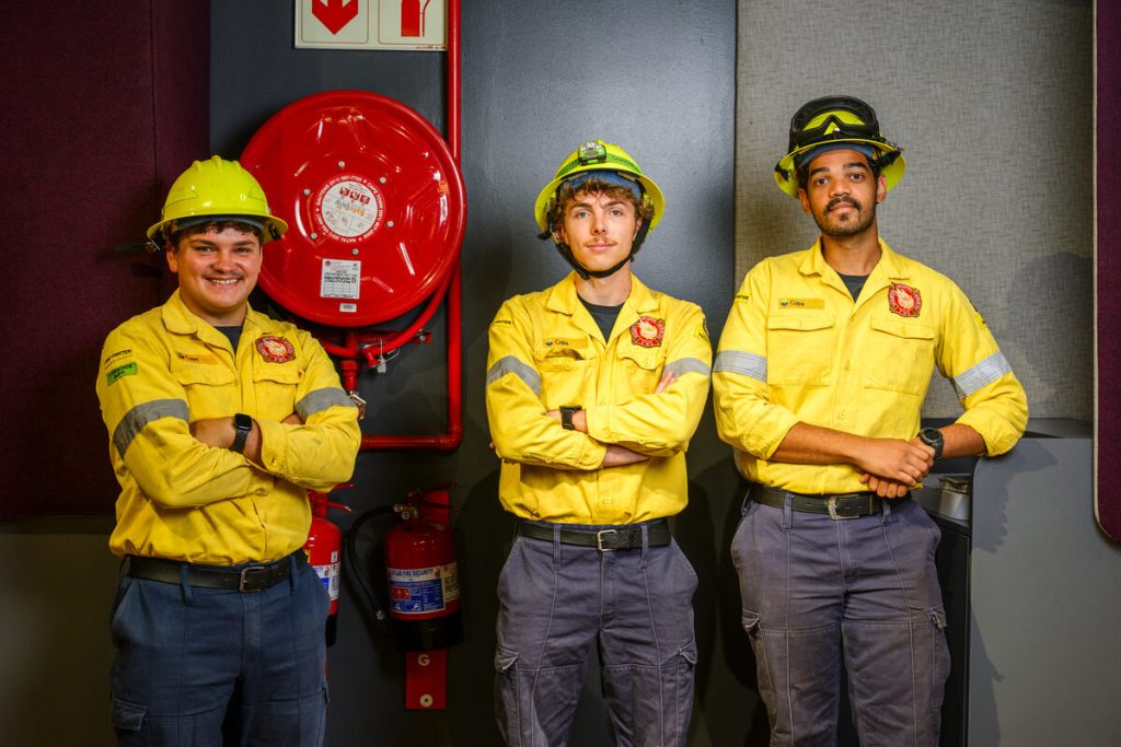 Dario Consani, Liam Proctor en Zach Ambrose is deel van ‘n groep toegewyde Maties wat in hul vrye tyd brande help bestry. Foto: Stefan Els