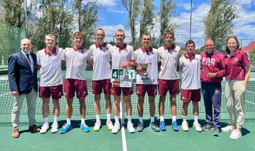 Die o.19A-tennisspan van Paul Roos Gimnasium het verlede maand (Februarie) vir die derde agtereenvolgende jaar die 21ste weergawe van die Zestfruit Gerrie Berner-tennistoernooi op tuisgrond gewen. Die Stellenbossers het die eindstryd teen die Hoër Jongenskool Paarl (Boishaai) met 4-1 gewen. Die span het onderweg na hul algehele oorwinning seges teen Westville Boys' High School, die Hoërskool Pearson, die Hoërskool Outeniqua, die Hoërskool Waterkloof, Kearsney College en die Afrikaanse Hoër Seunskool (Affies) behaal. Met die gesogte trofee (van links) staan Jannie de Villiers (PRG-rektor), Simeon Roothman, Luke Verwey, Liam Badenhorst, Hanno Bouwer, Sebastian Oosthuizen (kaptein), Tristan van der Merwe, Zach Jooste, Swannie Swanepoel (afrigter) en Lucette van Niekerk.