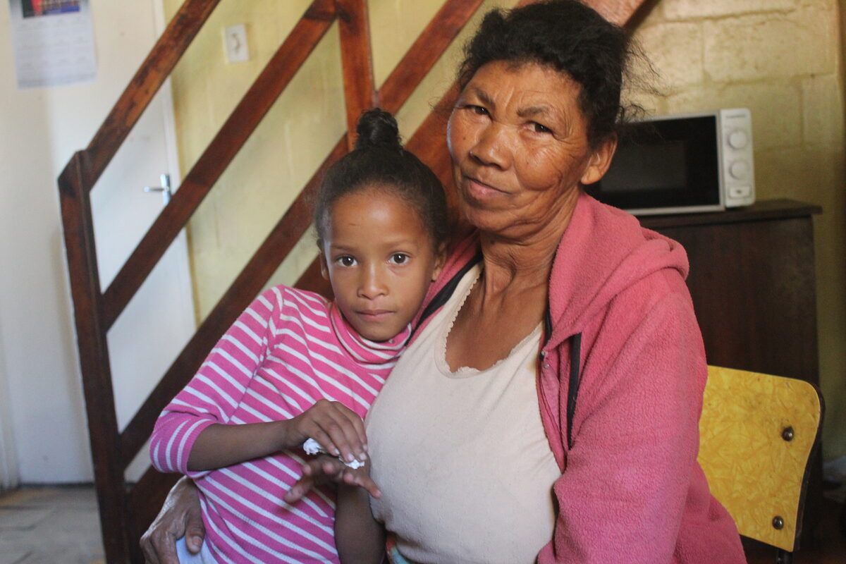 Elizabeth Faroa (ma) en Antelucia Cedras, Elize se dogterjie. Foto: Mauricia Petersen