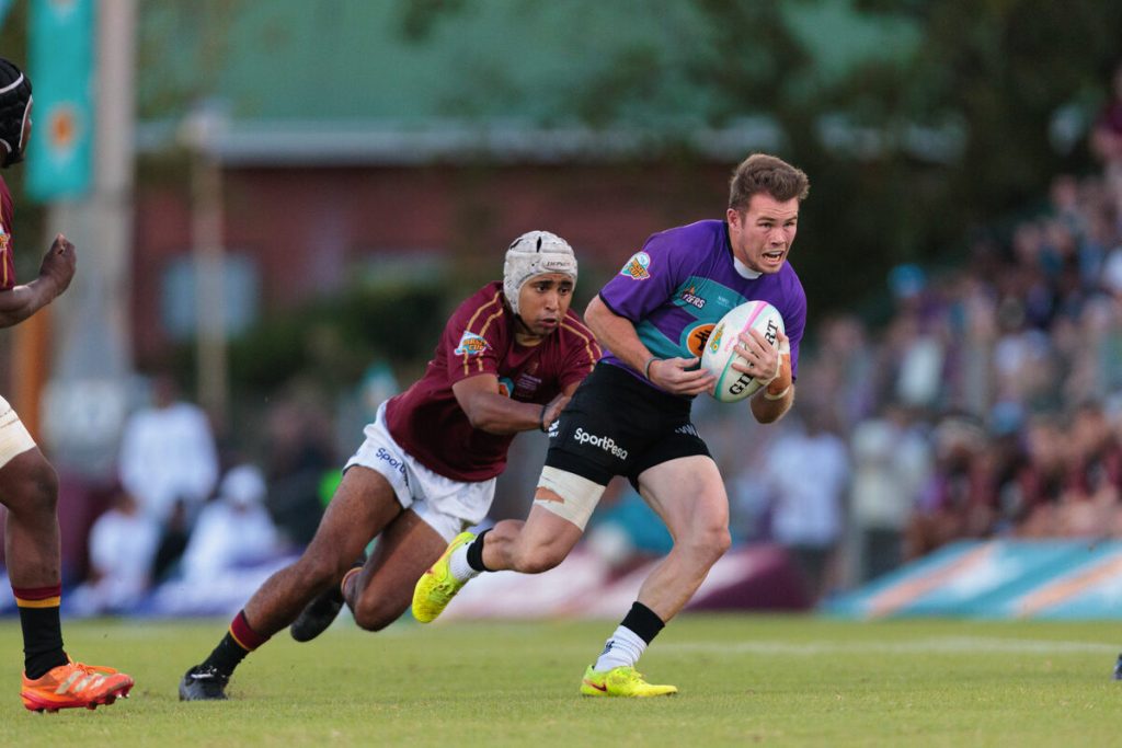 Ryan Manuel van FNB Maties probeer om 'n stormlopie deur Luan van der Walt te keer tydens die FNB Varsitybeker halfeindstryd tussen die twee spanne by die Fanie du Toit-sportterrein. Foto: Asem Engage