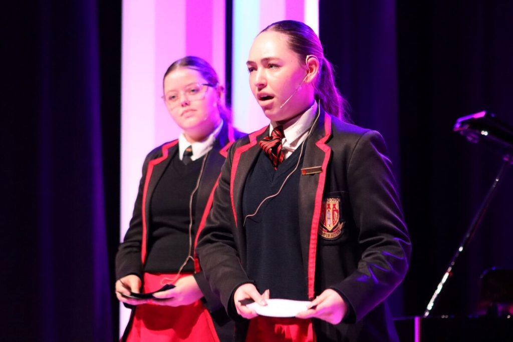 Die span van Hoërskool Stellenbosch op die verhoog tydens die 2025-weergawe van Nou Praat Jy!
