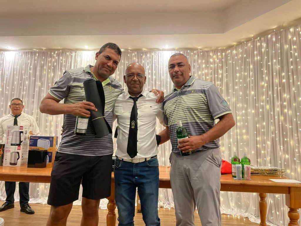 Bradley Paulse (left) and Andre Jacobs (right) with SCC chairperson Brian Minnis.