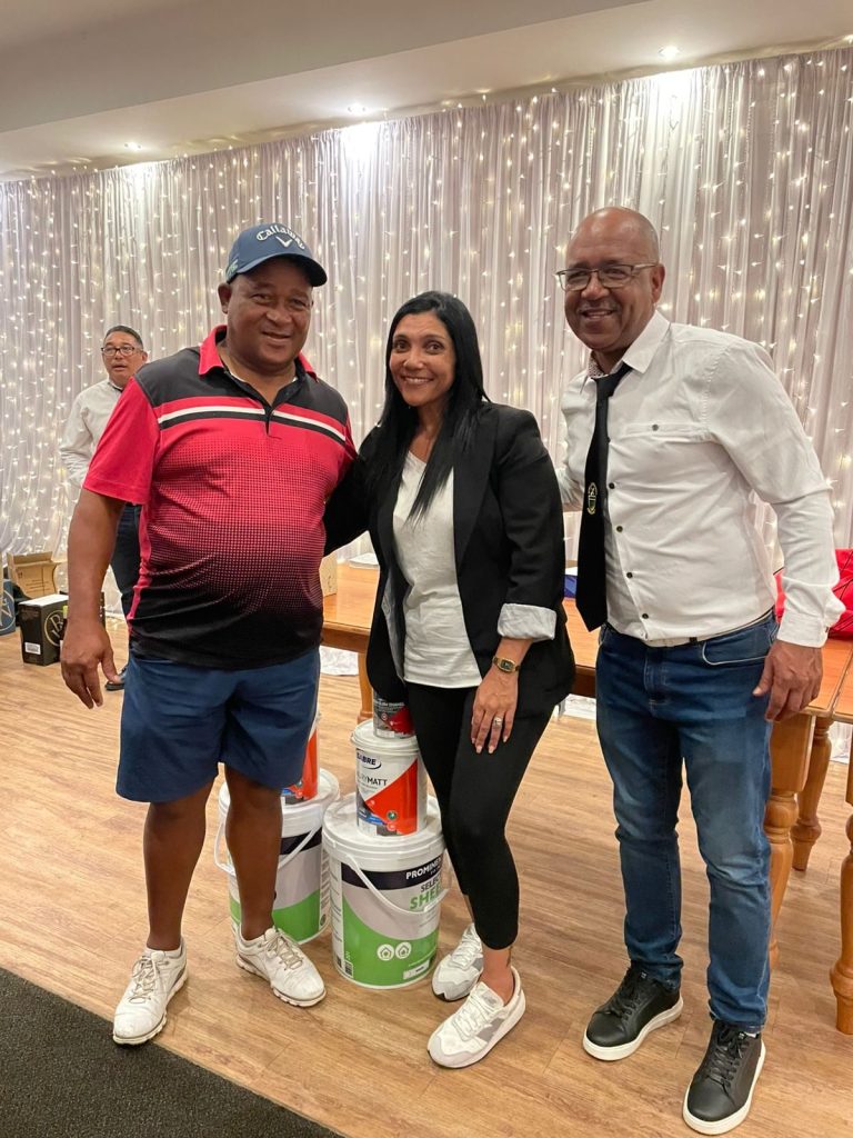 Golfer Andre Rossouw (left) was one of the winners of the day. He received his prize from Hayley Cornelissen and Brian Minnis of SCC.