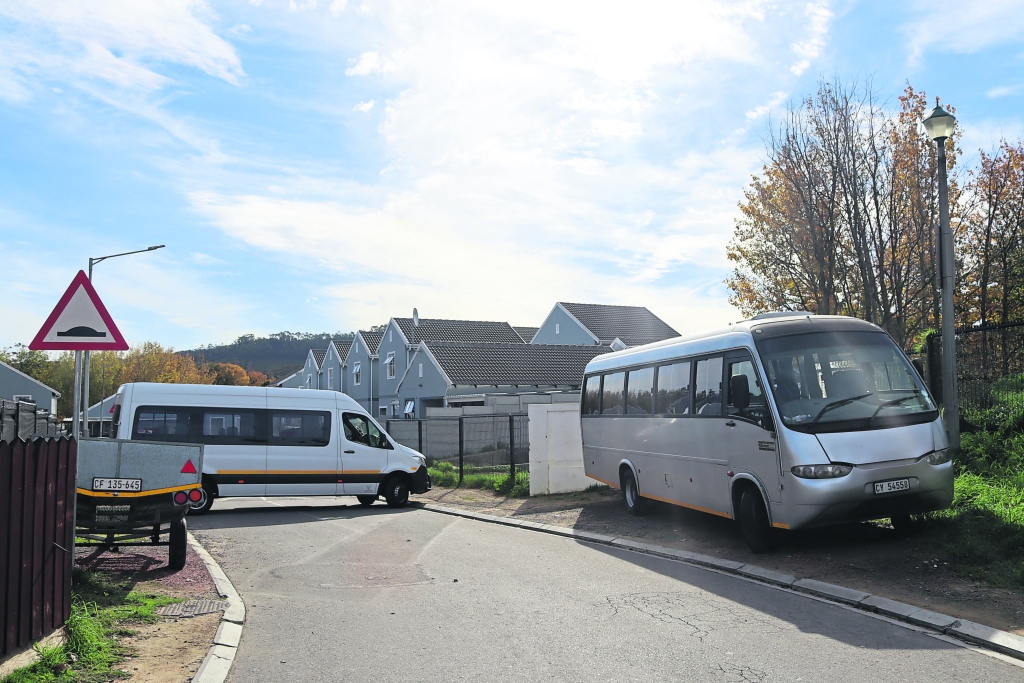 Bussies van CL Heynes Shuttle & Tours blokkeer Starkingweg in Idasvallei. Foto: Yaël Malgas