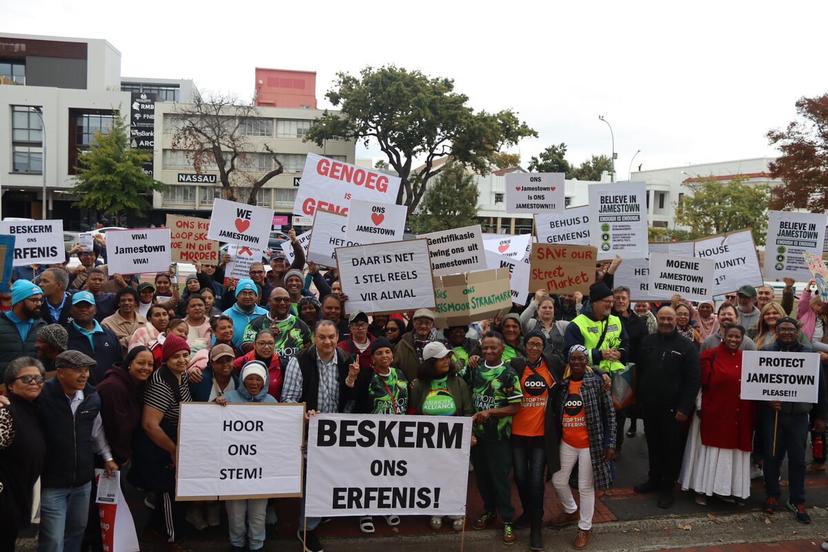 Inwoners van Jamestown het op Werkersdag (Vrydag 1 Mei) 'n optog na die Stellenbosch-stadsaal gehou om hul ongelukkigheid oor verskeie kwessies uit te spreek. Foto: Yaël Malgas