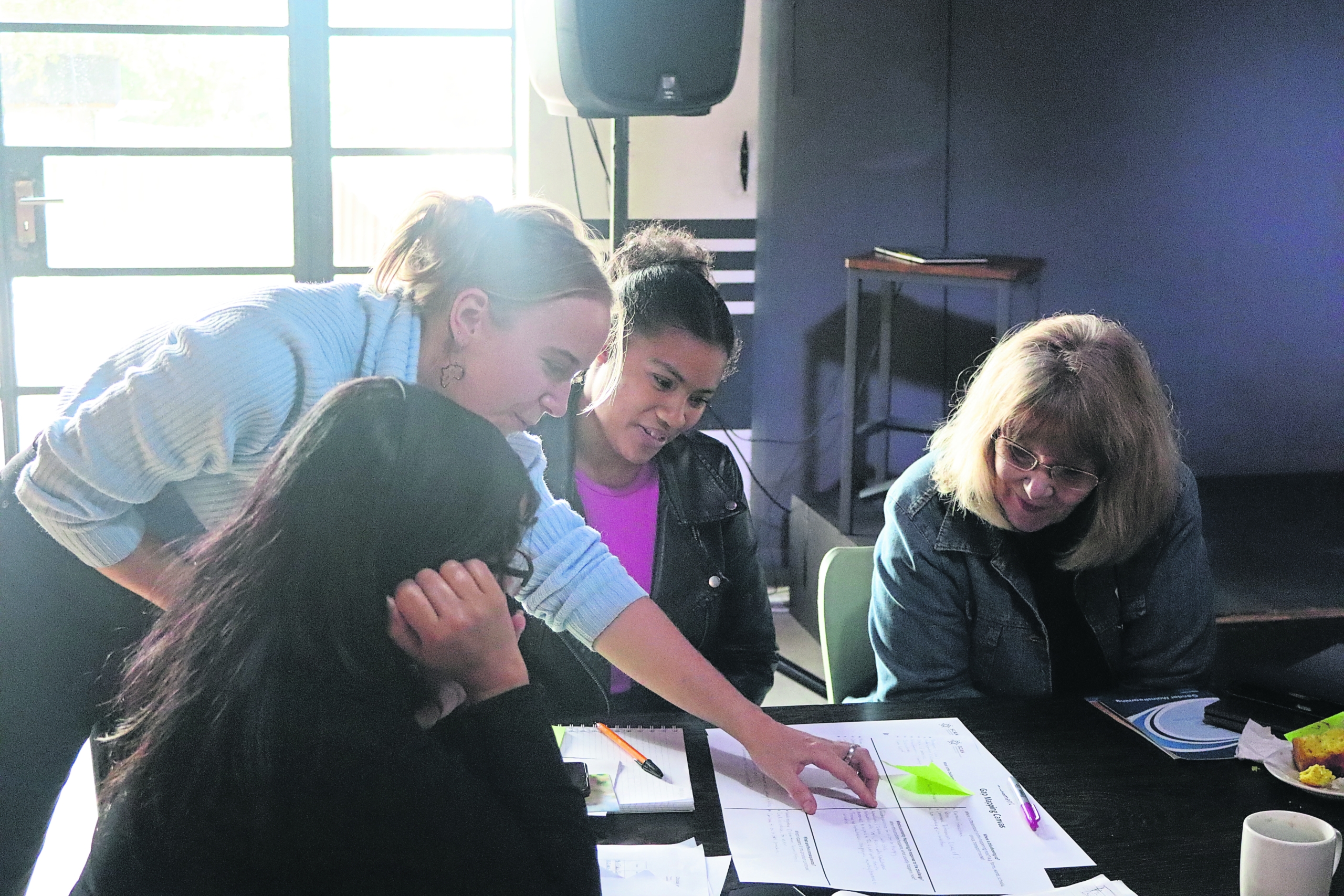 Zia Hoppe, general manager of the Stellenbosch Civil Advocacy Network (SCAN), talking through an activity with participants. Photo: Yaël Malgas