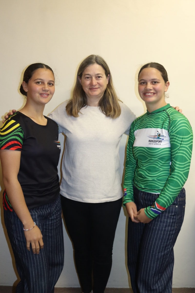 Emmerentia en Lecetia Lesch van die Hoërskool Lückhoff saam met hul afrigter Susanne Fietz.