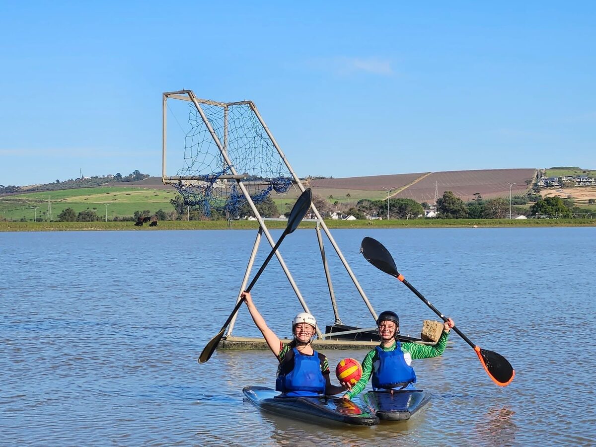 Emmerentia en Lecetia Lesch van die Hoërskool Lückhoff op die water.