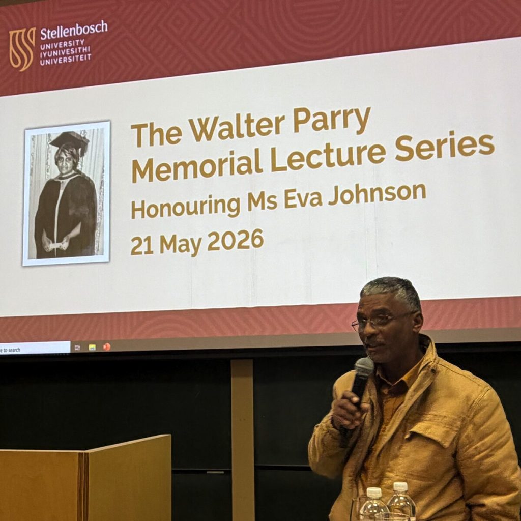 Ian Johnson, seun van wyle Eva Johnson, spreek die gehoor toe. Foto: Desmond Thompson