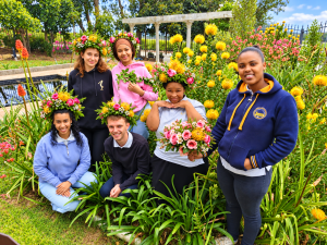 Foto || Kanu-werkers, diere in blomkrone vir Nasionale Tuindag getooi