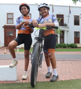 Premier Winde trap saam met Stellenbosch-jeug deur die strate