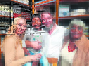 Aktrise praat oor aanneming