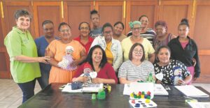 Vroue maak speelgoed uit afval