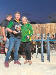 ‘Petrol in are’ gee vrou van Caledon pret