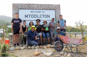 Myddleton se jeug maak hande vuil om dorp te verfraai