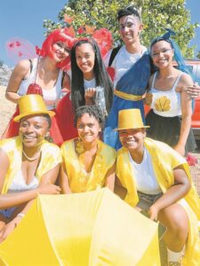 Atlete woeker op atletiekbaan en dirigente vang gees