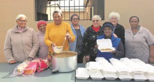 VGK en VLV van Caledon deel saam kos uit