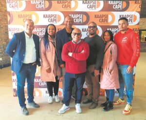 Bekende akteur praat met die jong mense