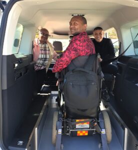 Spesiale voertuig vir gestremde raadslid van Grabouw geskenk