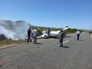 R43 gesluit nadat ligte vliegtuig glo noodlanding doen