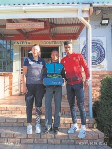 Jong atleet kry skoene present