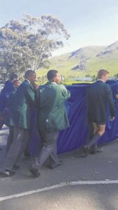 Dapper leerders help swewer uit boom