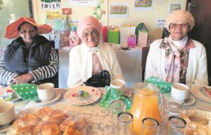 Jolige middagtee vir 100 gaste