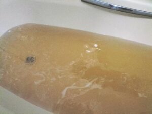 Vuil wasgoed oor water