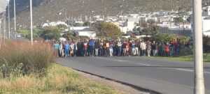 Kleinmond se pad weer oop nadat ongelukkige inwoners dit versper het oor griewe