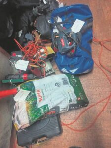 Tjoekie toe nadat hy gesteelde goedere koop