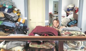 Radiostasie maak hart oop vir ander en skenk hope komberse