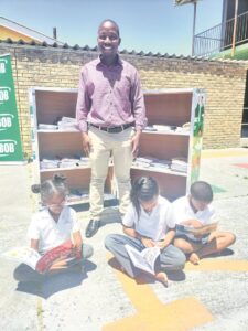 Leerders in hul skik met nuwe boeke