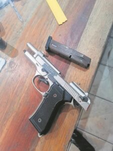 Twee vas oor vuurwapen