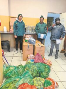 Mense reik uit na mekaar