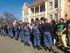 Vrae en trane by hof nadat tienerseun vir moord verskyn