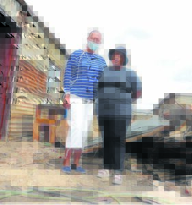 Gemeenskap staan saam ná vlammehel