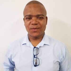 Waarnemende munisipale bestuurder sit stoel warm