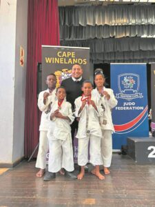Judo-sterre van oor die Overberg heen skitter