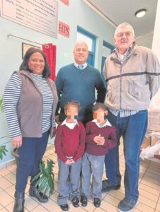 As die skoen jou pas . . .