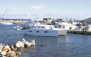 Groot katamaran te water gelaat