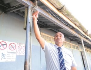 Skool loop ook nou deur