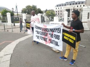 Kampvegter vir boere en voedselsekerheid besoek Hermanus voor hy stem by die parlement dik maak