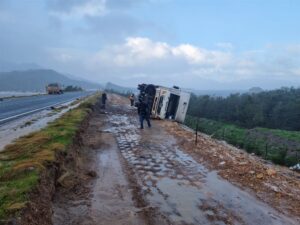 Skade aan paaie; Hermanus-omgewing sonder elektrisiteit